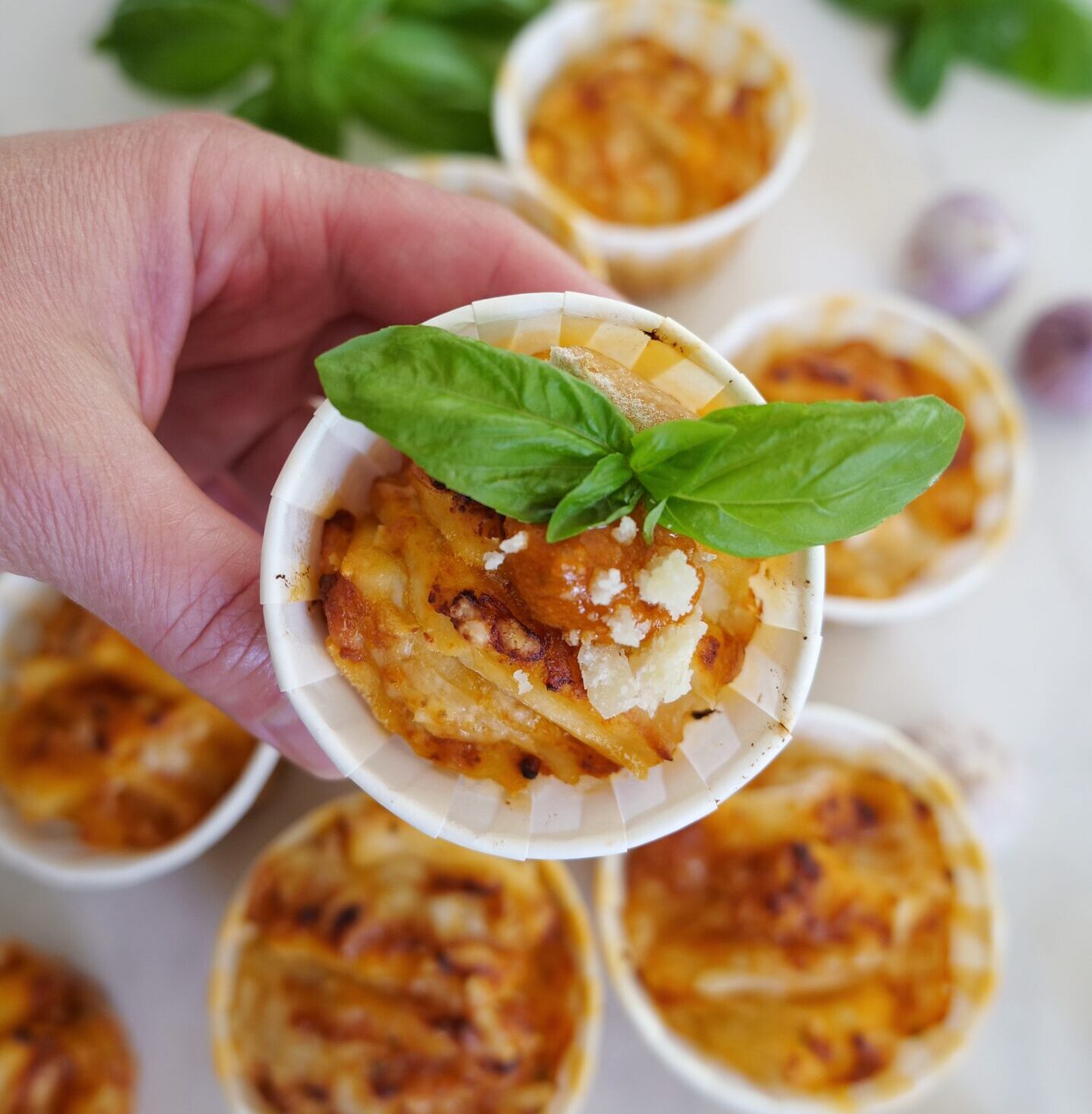 Zupf-Muffins mit Pesto-Käsefüllung aus Hefeteig