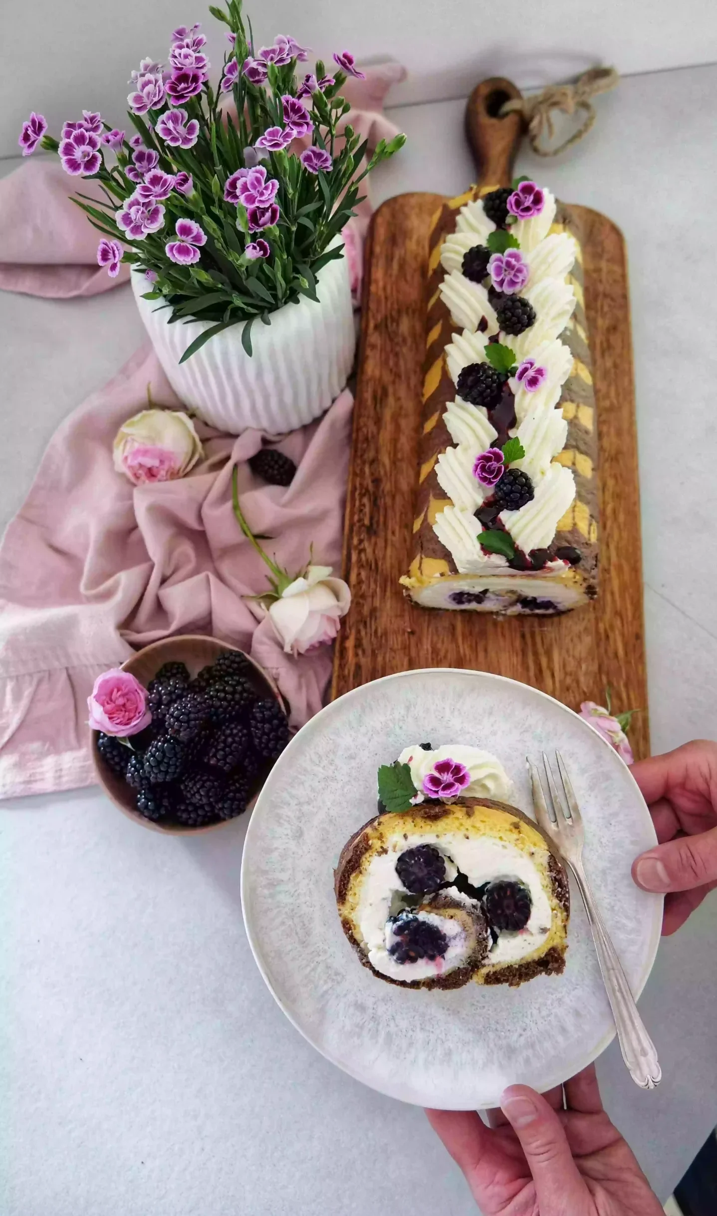 Marmorierte Biskuitroulade mit Mascarpone-Creme &amp; Brombeeren