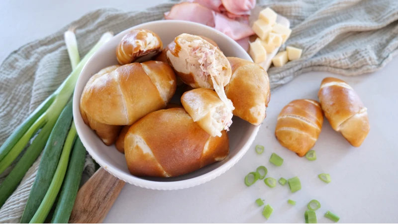 Laugenhörnchen mit Flammkuchenfüllung