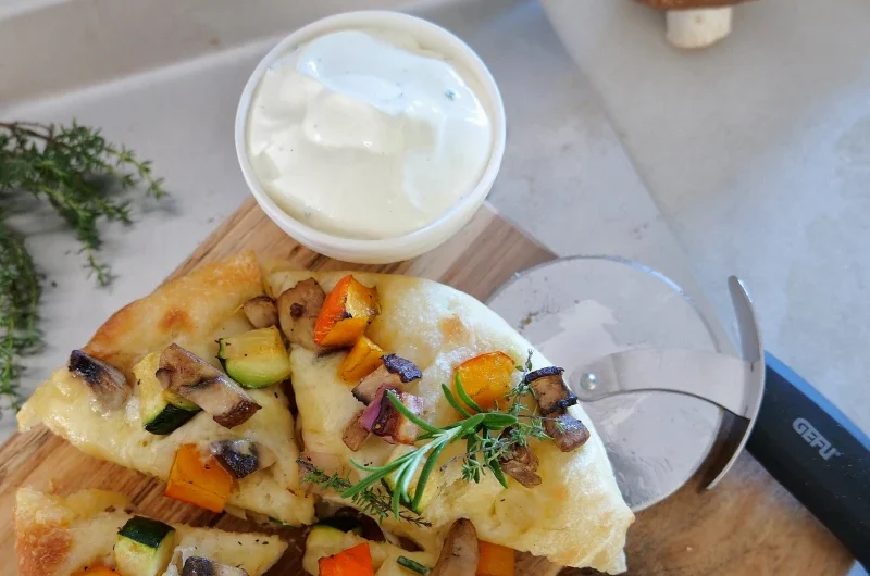 Herbstliche Foccacia mit Grillgemüse, Bergkäse und Kräuterschmand
