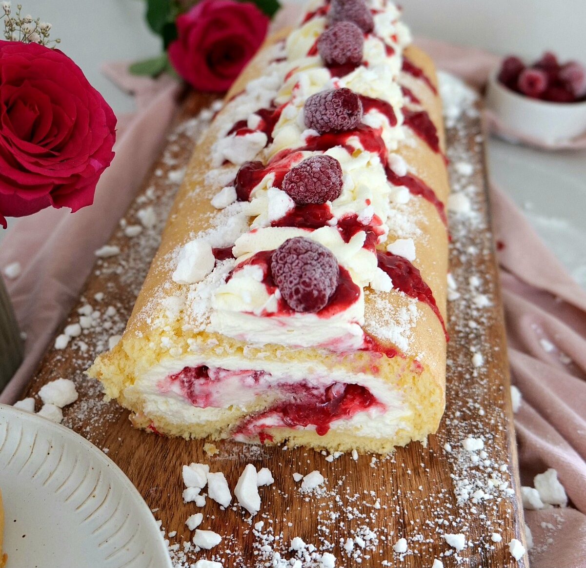 Biskuitroulade mit Himbeertraumfüllung Biskuitroulade mit Himbeertraumfüllung