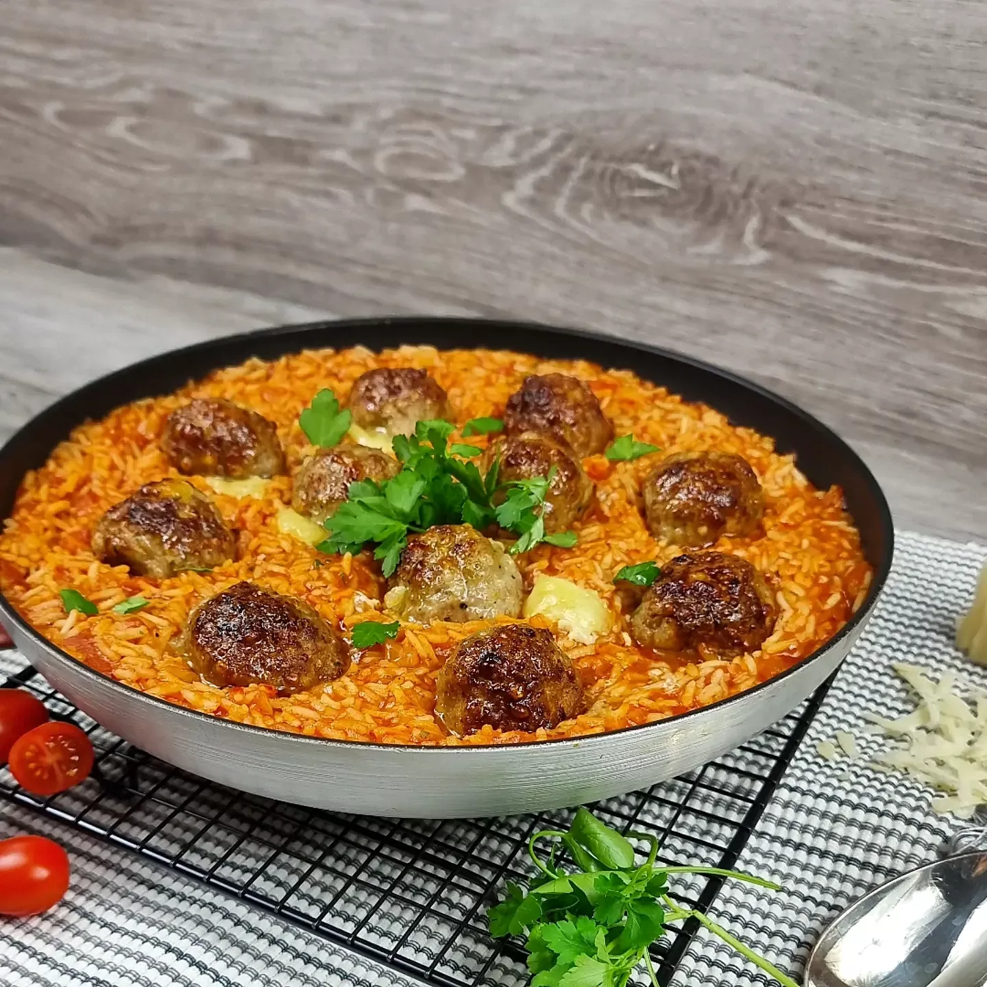 Tomatenreis mit gefüllten Hackfleischbällchen