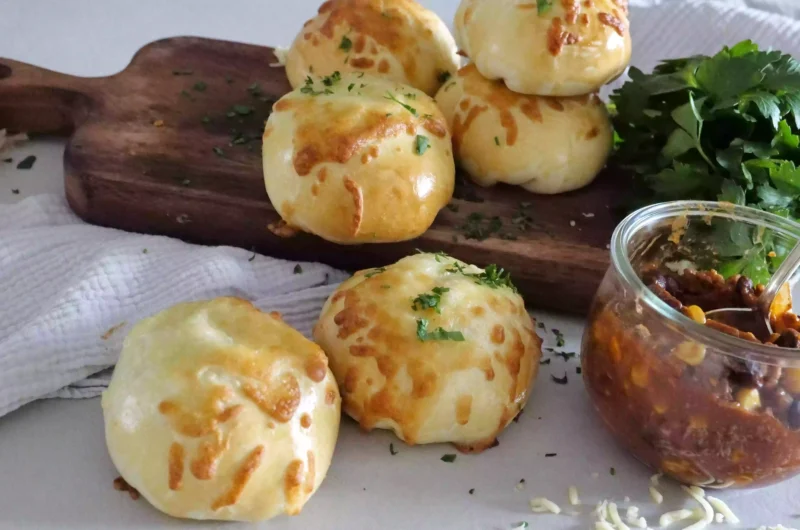 Cheesy-Chilli con Carne-Kugeln mit fertigem Pizzateig
