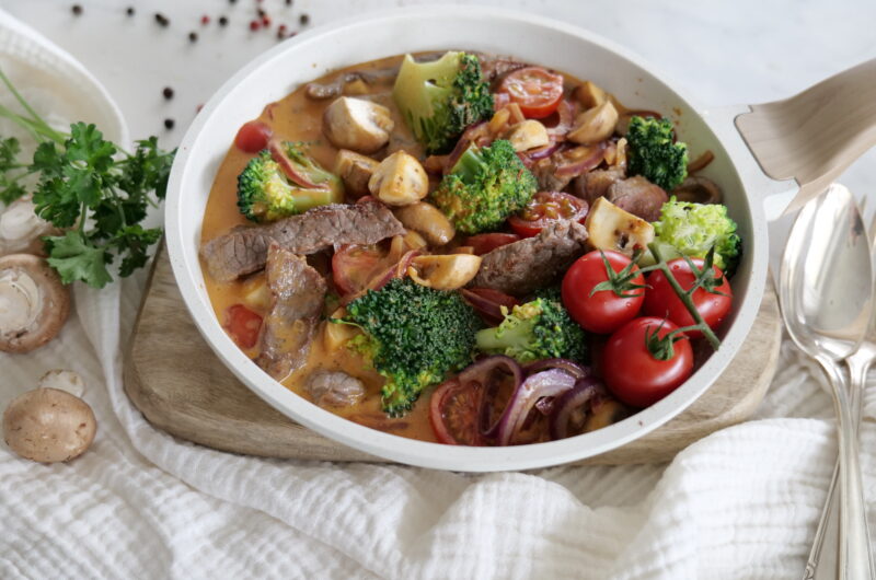 Cremige Rindersteakpfanne mit Gemüse