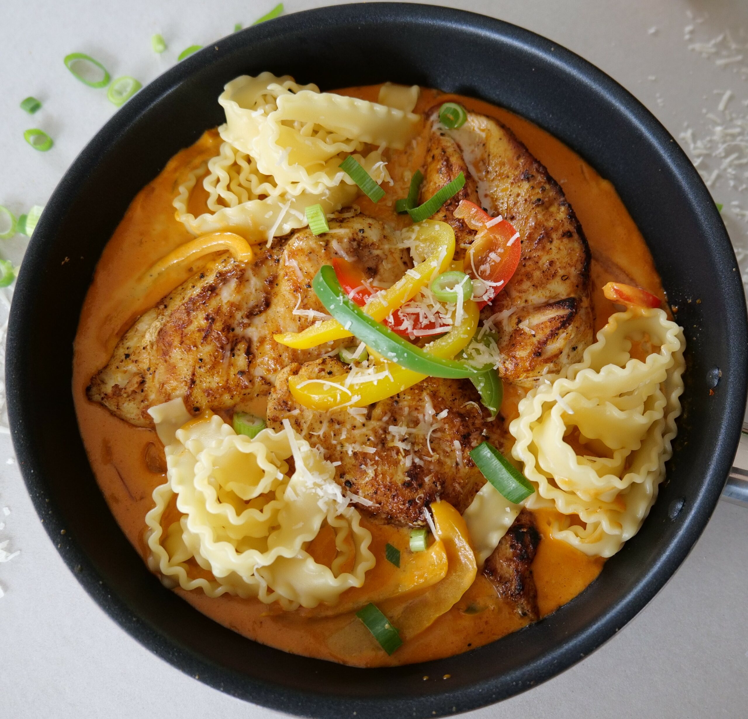 Gute Laune Pasta mit Paprika und Hähnchenbrustfilets
