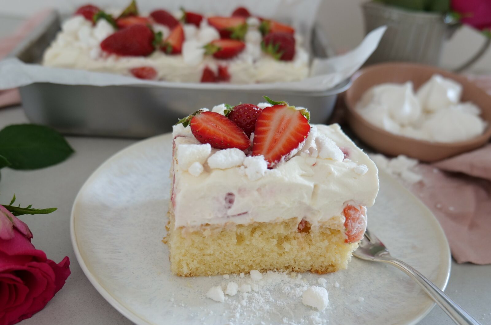 Erdbeer Sahne-Schnitte aus luftigem Rührteig Erdbeer Sahne-Schnitte aus luftigem Rührteig