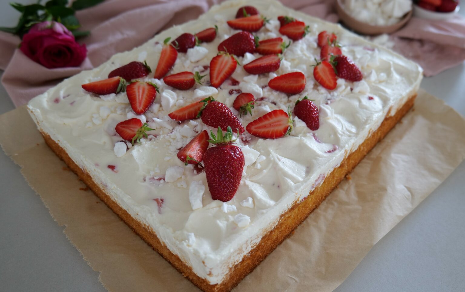 Erdbeer Sahne-Schnitte aus luftigem Rührteig Erdbeer Sahne-Schnitte aus luftigem Rührteig