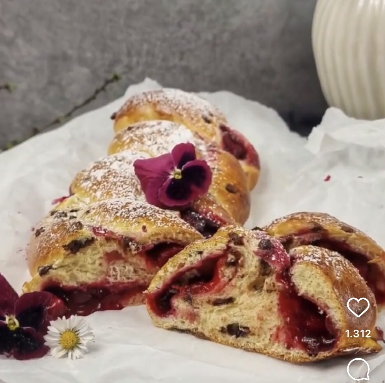 Schoko-Brioche-Zopf mit Kirschfüllung