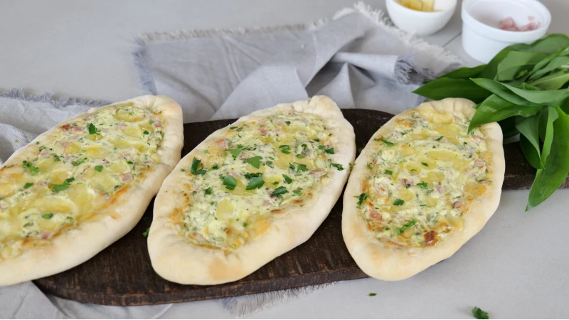 Bärlauchschiffchen aus Hefeteig mit Schinken- und Käsefüllung