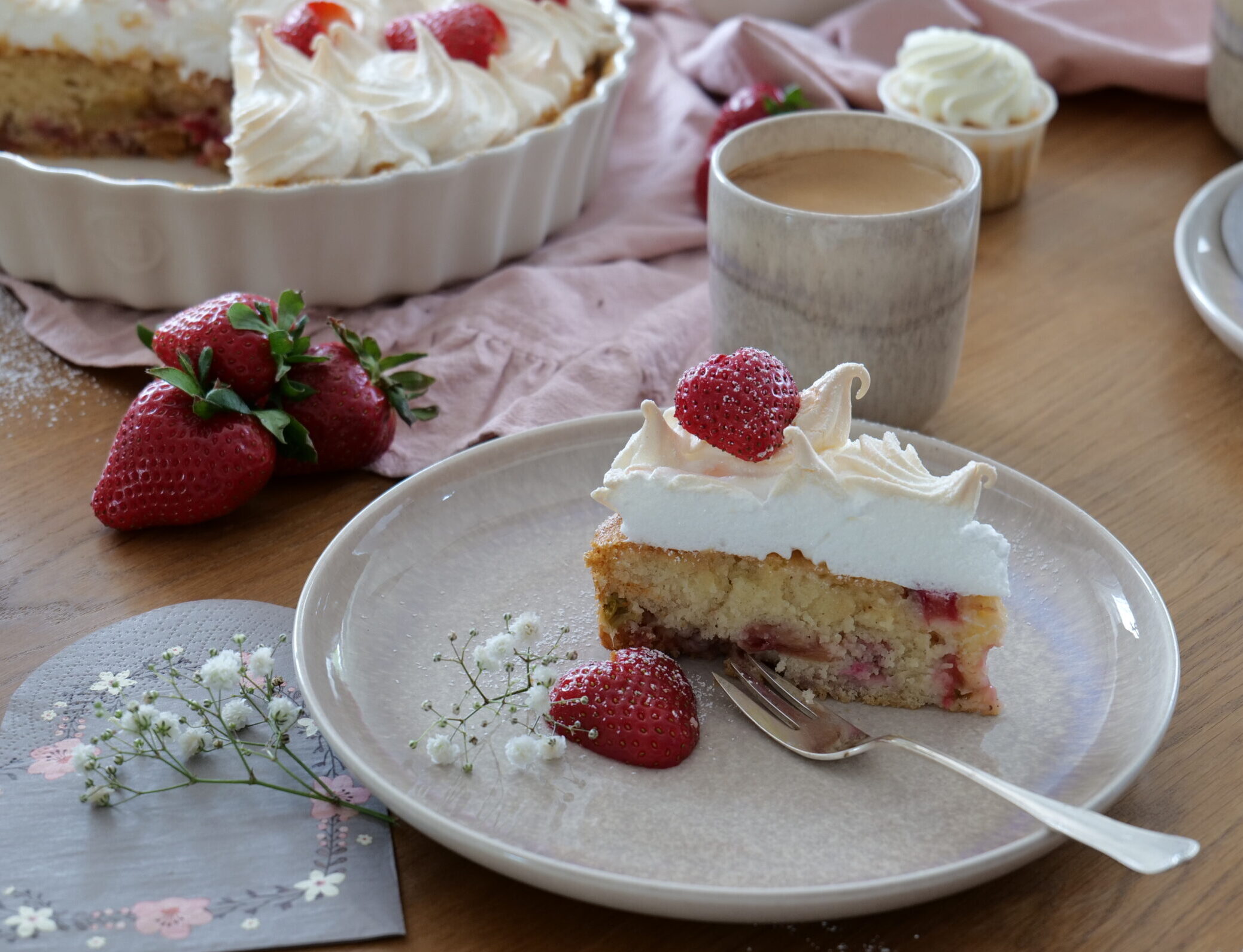 Erdbeer-Rhabarberkuchen mit Baiser