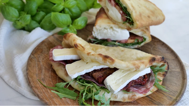 Pizza-Sandwich mit italienischer Salami, Tomaten und Rucola