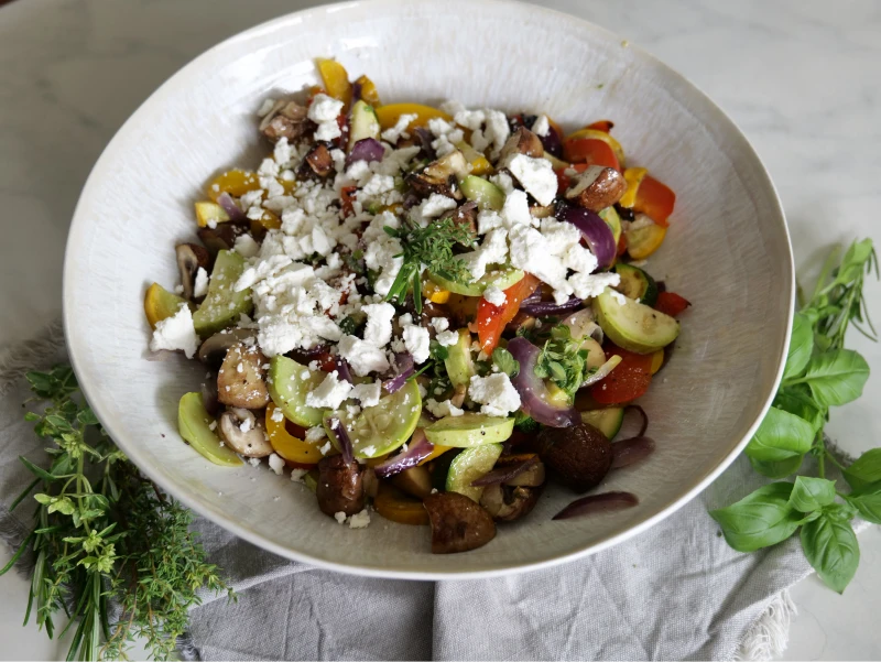 Grillgemüse-Salat mit Schafskäse und Honig-Senf-Dressing