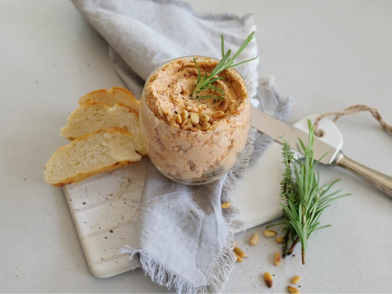 Tomaten-Frischkäsedip mit Pinienkernen und Parmesan