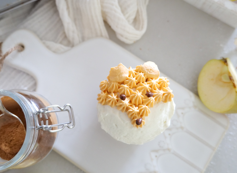 Mandel-Apfel-Zimt-Cupcake mit Frosting im Fuchslook