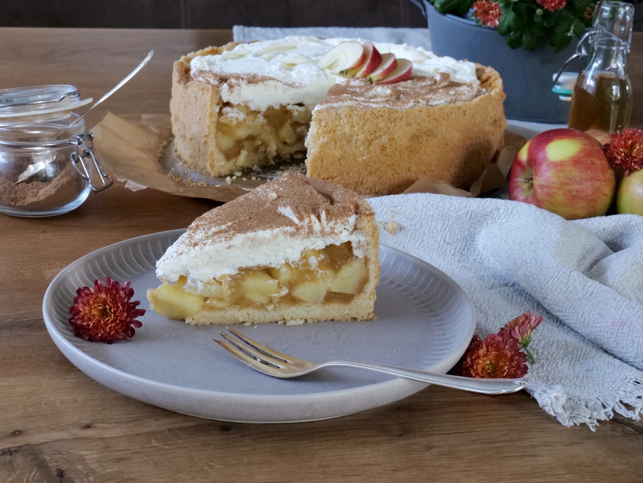 Apfelkuchen mit Schmandhaube und Zimt