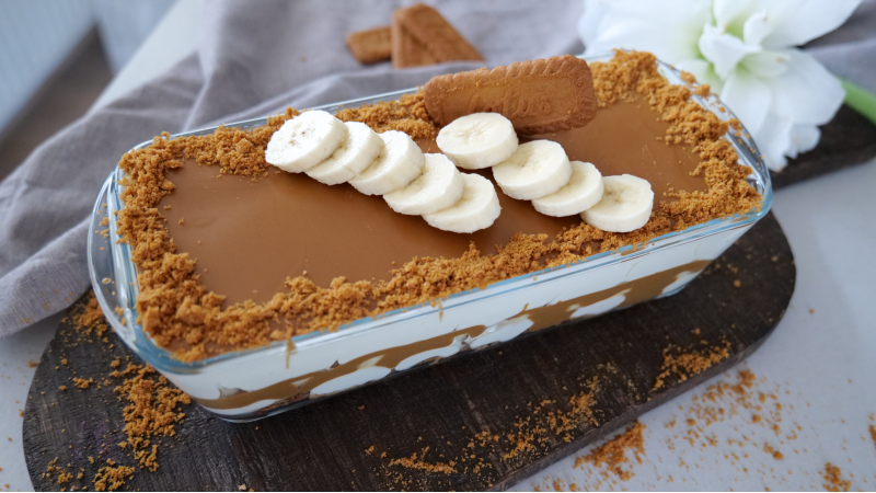 Banoffee-Dessert mit Karamellsoße und Bananen