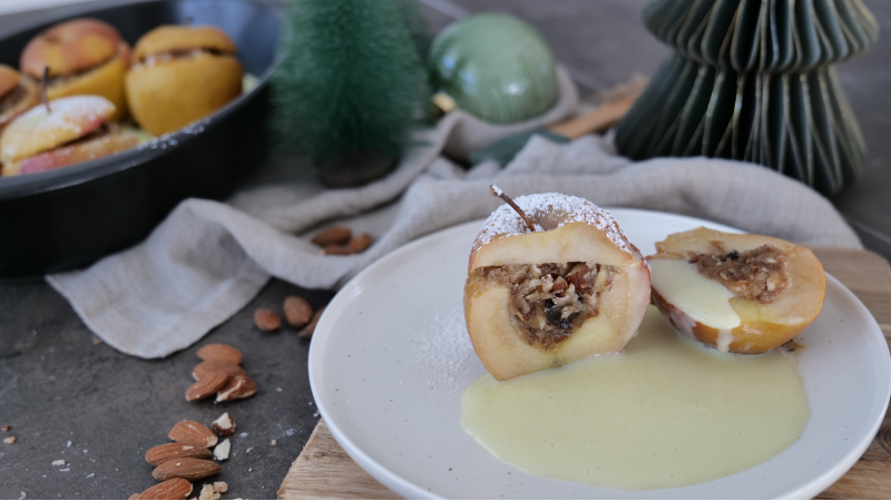 Bratäpfel aus dem Backofen mit Mandeln und Marzipan