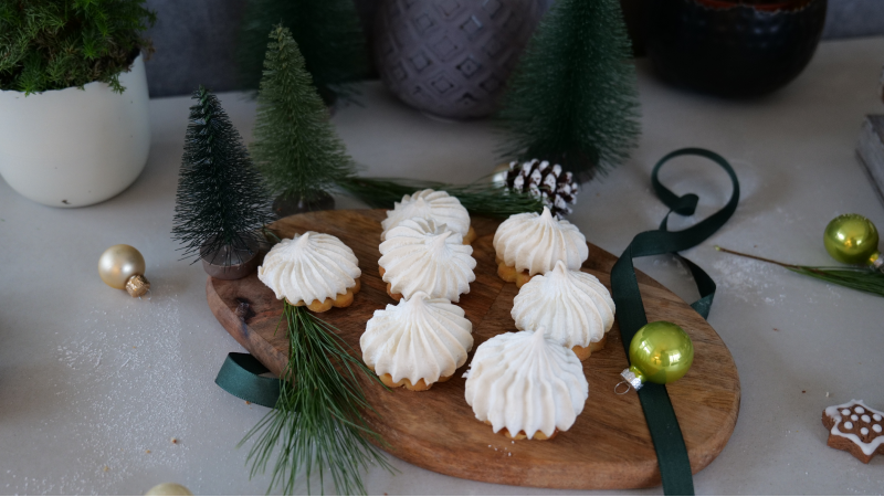 Feenküsschen aus zartem Mürbeteigplätzchen, Toffifee und Baiserhäubchen