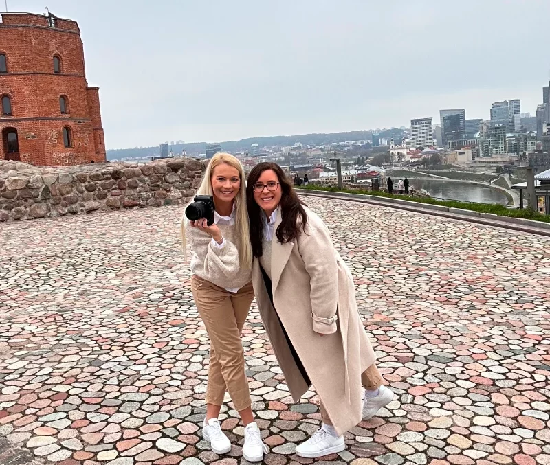 Bild-in-Vilnius-Sabrina-und-Christina - Gediminas Towers