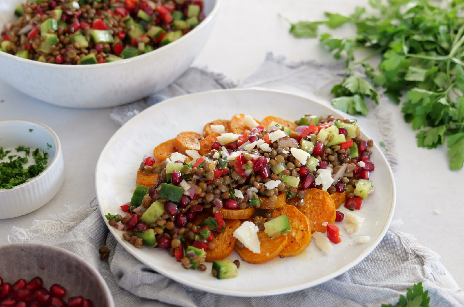 Bunter Linsensalat auf Süßkartoffeln mit Honig-Senf-Balsamico-Dressing