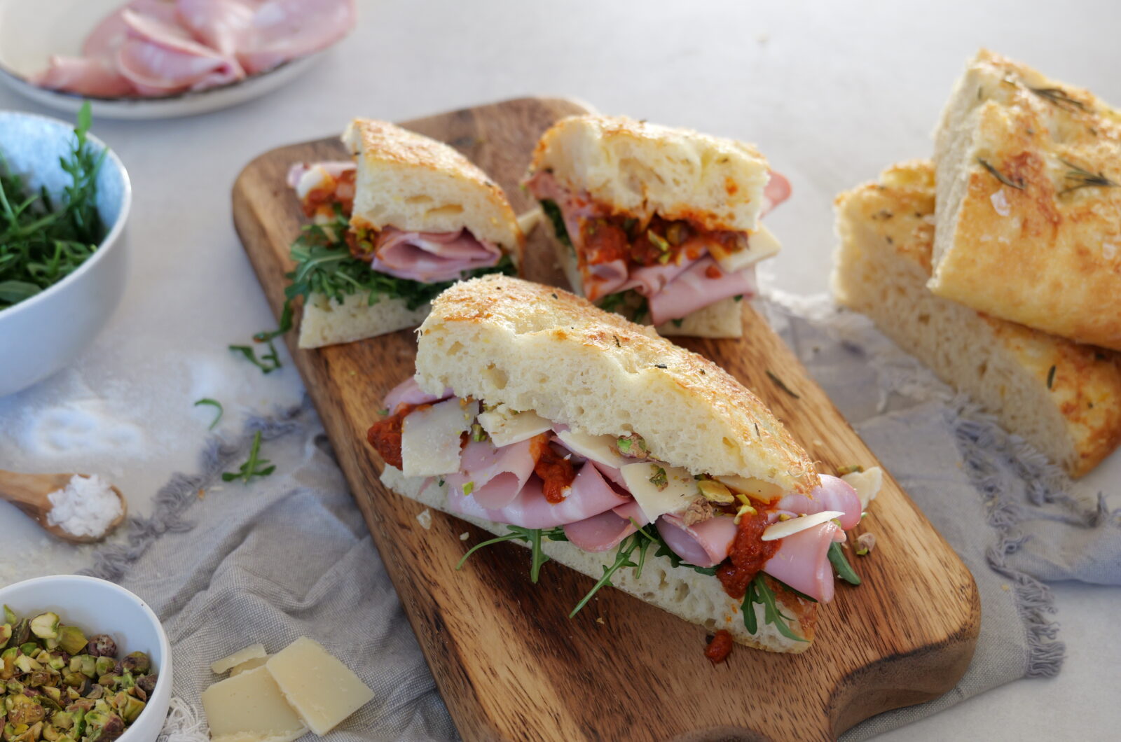 Kartoffelfocaccia mit Mortadella, Pesto und Rucola-Füllung