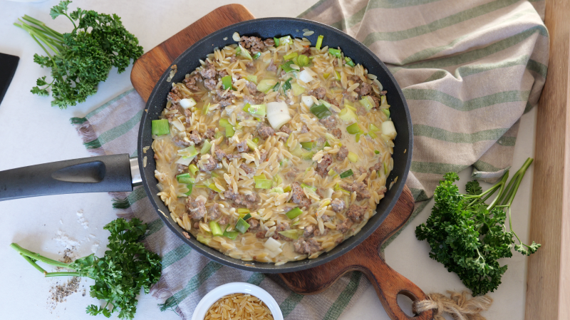 Orzo im Hackfleisch-Käse-Lauch-Style als One Pot