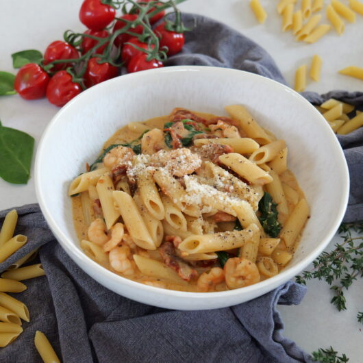 Schrimps Merry-Me Pasta mit getrockneten Tomaten und Babyspinat