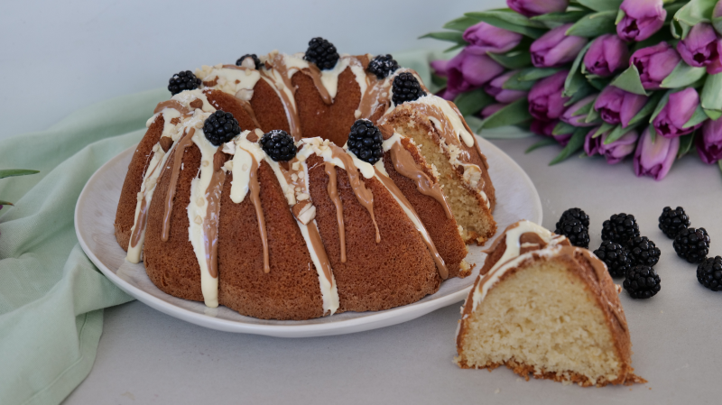 Kokos-weisser-Mandelkuchen-aufgeschnitten