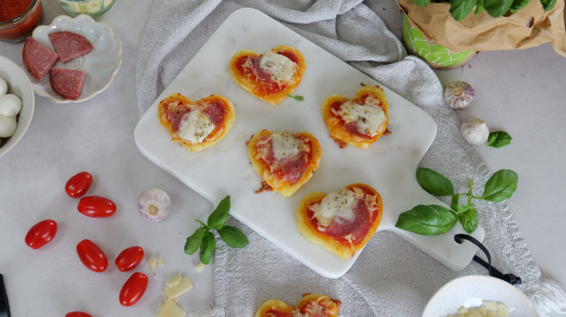 Mini-Pizzen aus Kloßteig mit Mozzarella und Salami