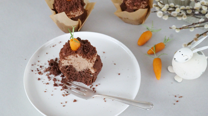 Schokomuffins mit Pralinenmousse und Marzipanmöhre