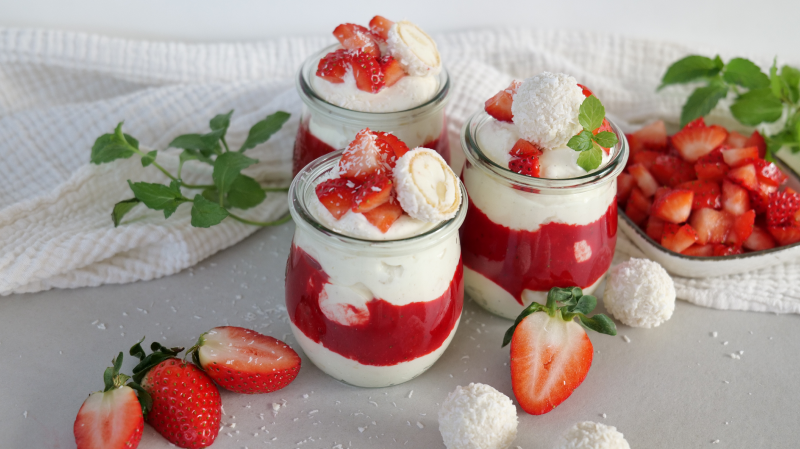 Kokos-Pralinen-Dessert mit Erdbeersoße