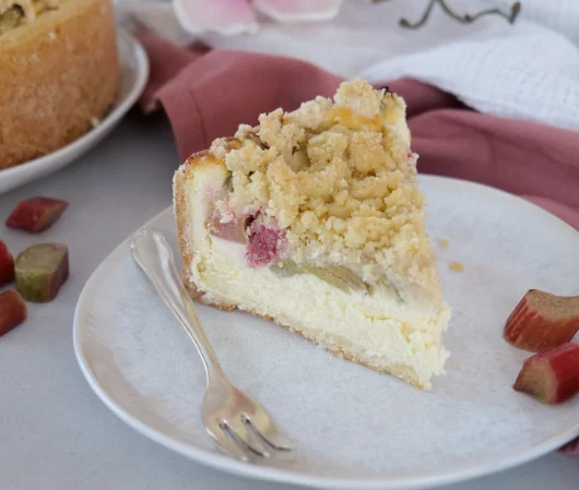 Mascarpone-Käsekuchen mit Rhabarber und Streuseln