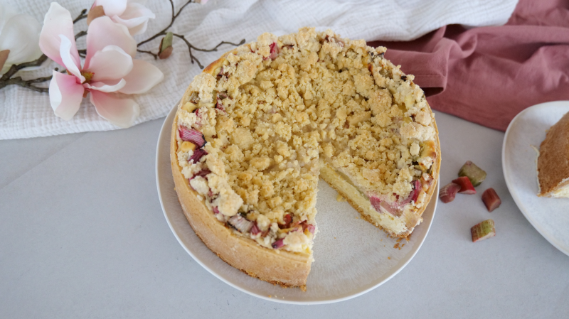 Mascarpone-Käsekuchen mit Rhabarber und Streuseln