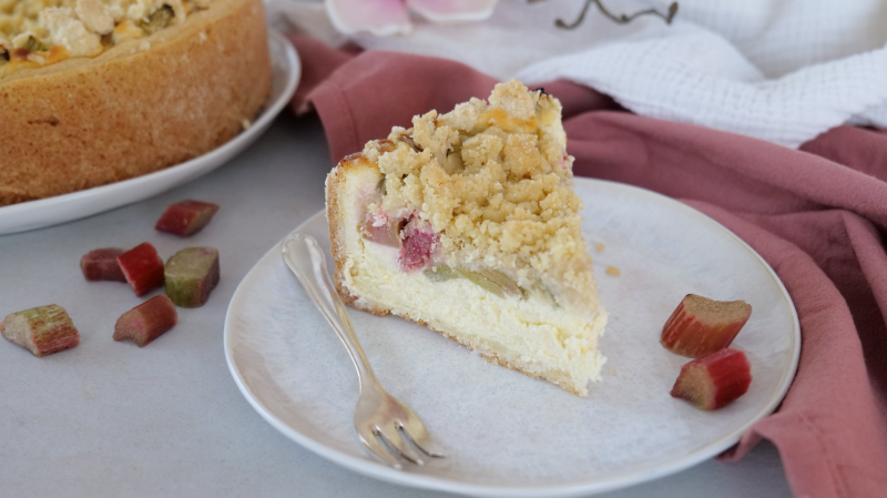 Mascarpone-Käsekuchen mit Rhabarber und Streuseln