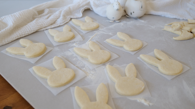 Osterhasenkrapfen-mit-Eierlikoerfuellung ausstechen