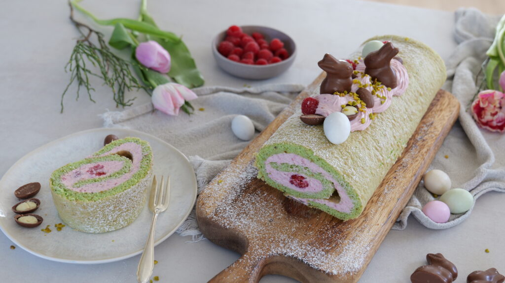 Pistazien-Biskuitrolle mit Himbeercreme-Füllung