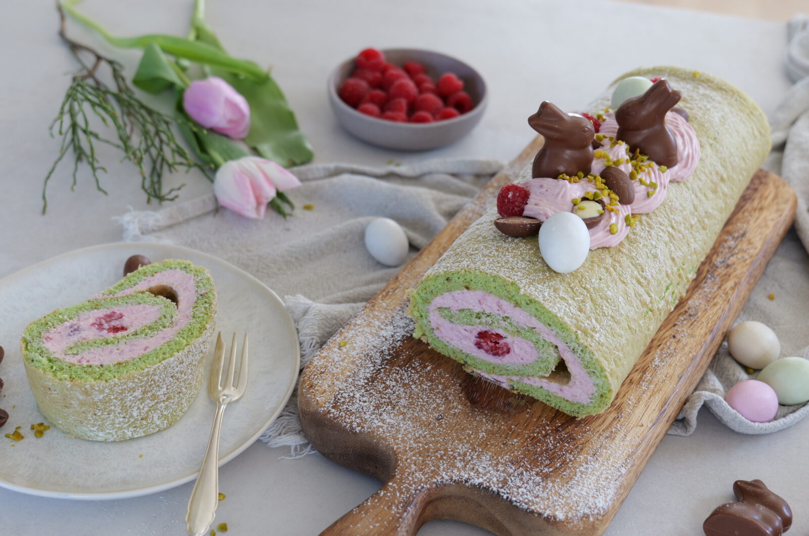Pistazien-Biskuitrolle mit Himbeercreme-Füllung