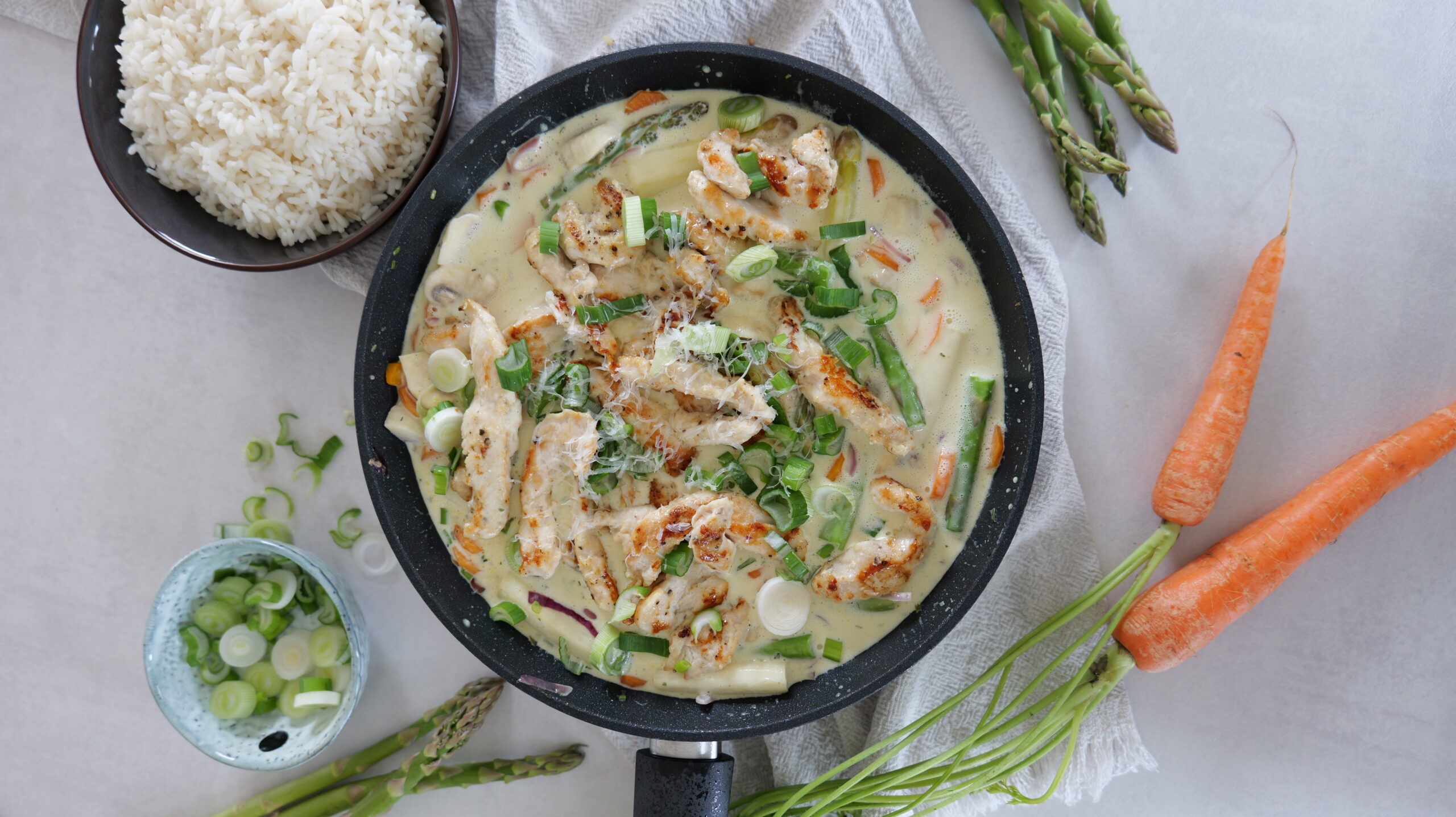 Hähnchengeschnetzeltes mit Frühlingsgemüse Hähnchengeschnetzeltes mit Frühlingsgemüse