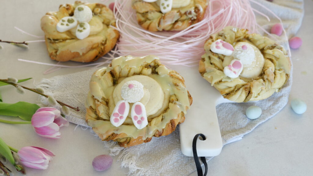 Hefeteig-Osernestchen mit Pistazien und Cheesecakefüllung