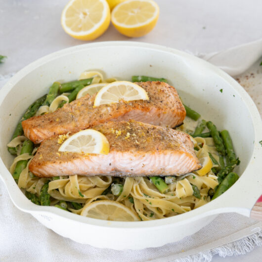 Lemonpasta mit grünem Spargel und Lachsfilet