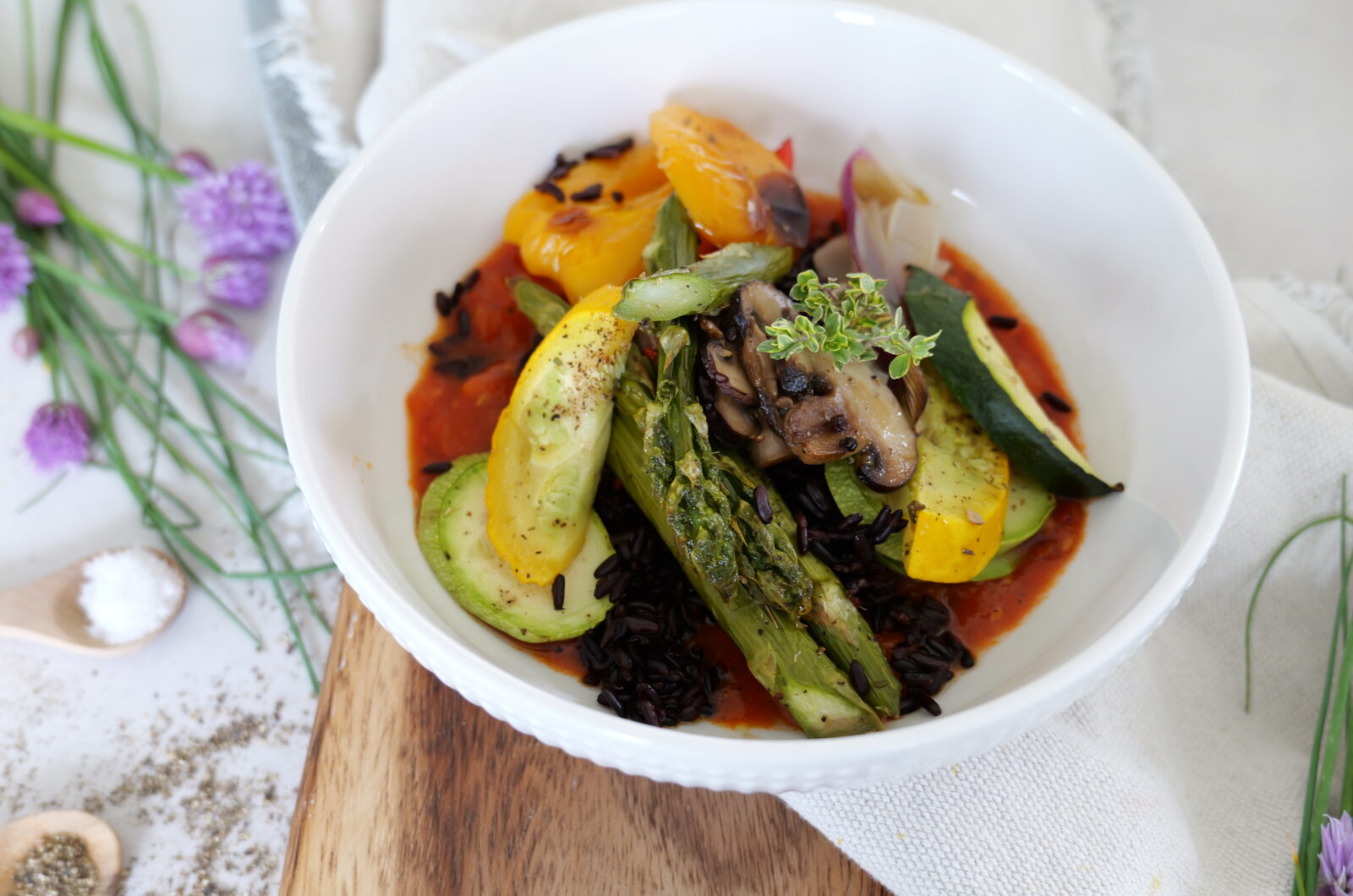 Grillgemüse mit schwarzem Reis und Tomatensugo