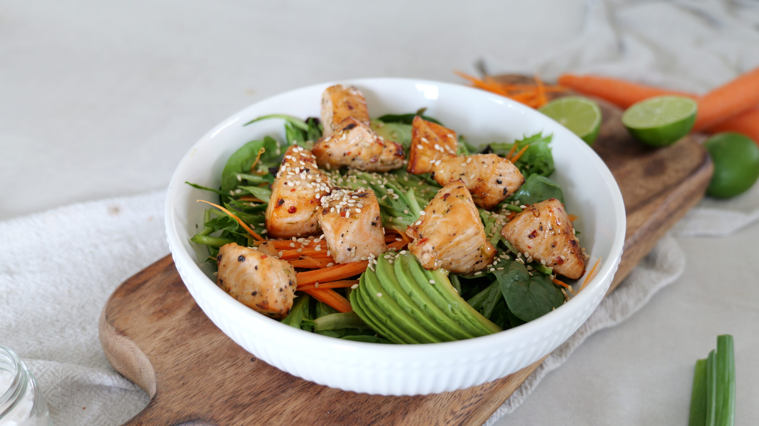 Salatbowl mit Limettenlachs, Avocado und Honig-Senf-Dressing