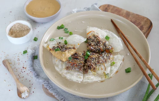 Reispapier-Dumplings mit Gemüsefüllung und Erdnussoße