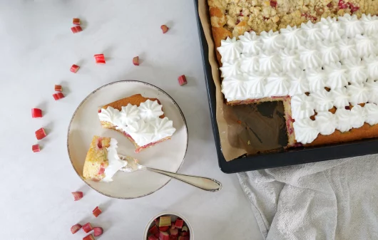 Rhabarberkuchen vom Blech mit Streusel oder Baiser
