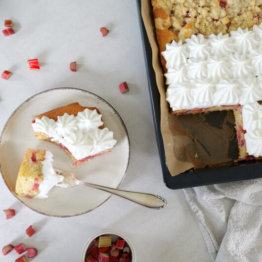 Rhabarberkuchen vom Blech mit Streusel oder Baiser