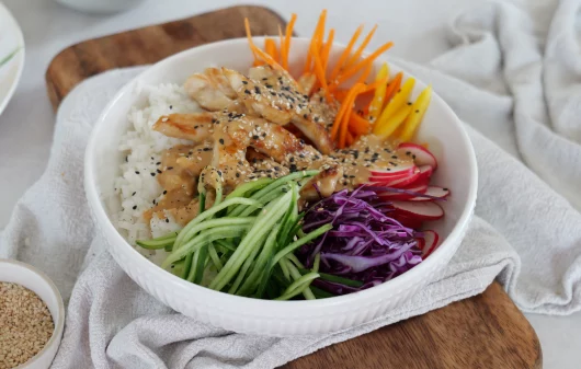 Asia-Bowl mit Hähnchen & Erdnussoße