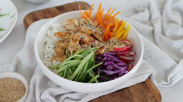 Asia-Hähnchen mit Gemüse und Erdnusssoße