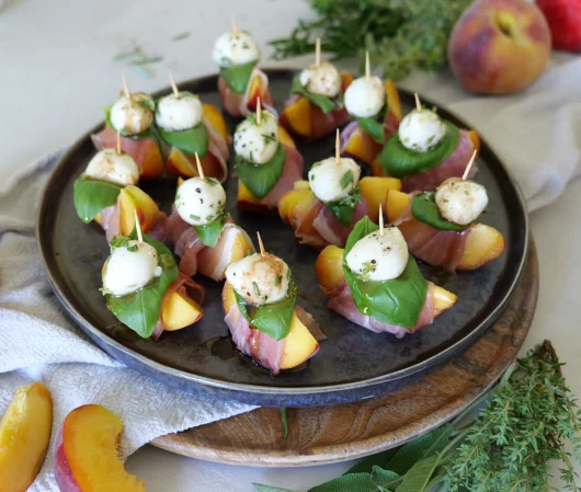 Antipasti-Mini-Spieße mit Pfirsich, mariniertem Mozzarella und Parmaschinken