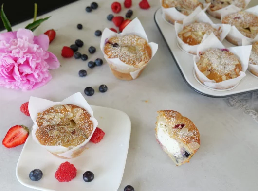 Beeren-Muffins mit Cheesecake-Füllung