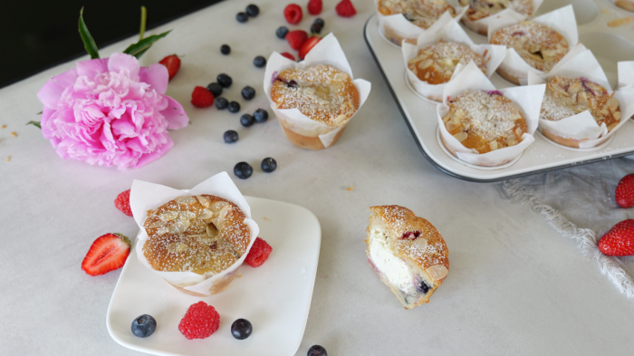 Beeren-Muffins mit Cheesecake-Füllung